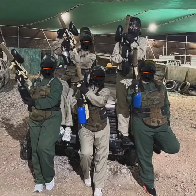 فريق بنات يحمل الأسلحة ليلاً