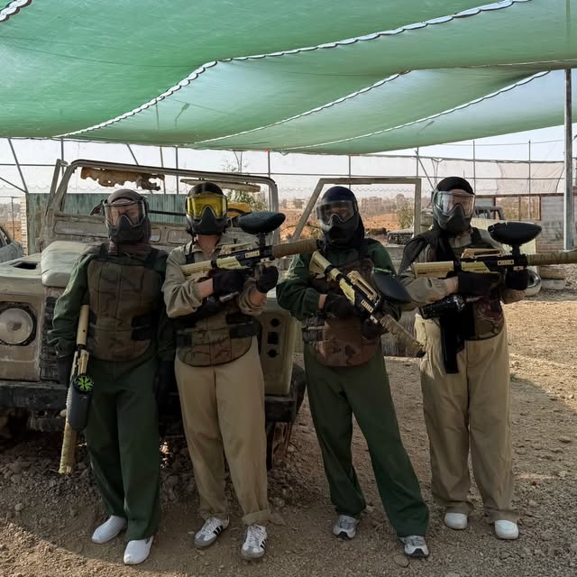 أربعة لاعبين بالأقنعة أمام جيب ميداني