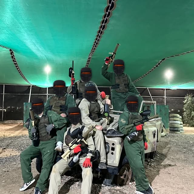 فريق يجلس على جيب تحت المظلة ليلاً