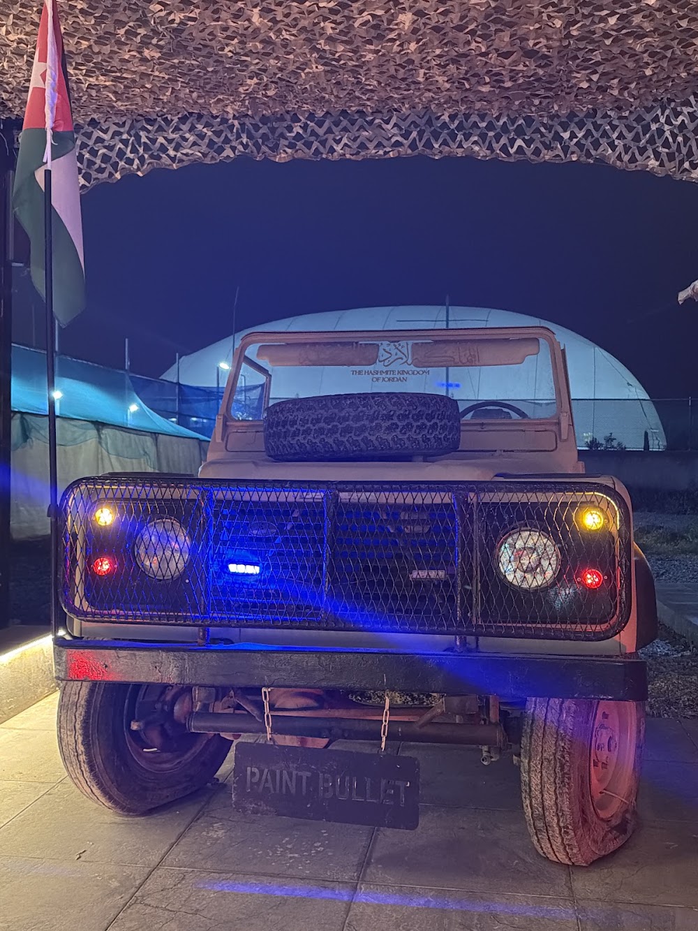 جيب ميداني في نفق المدخل المضاء بالنيون